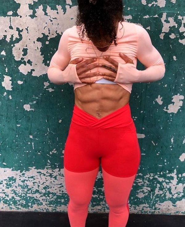 8. Для мышц живота помимо обычных упражнений для пресса она также рекомендует такие движения, как «rope crunch» (скручивания на верхнем блоке с канатом) и «candlestick» (выталкивание тела вверх, лежа на лопатках).