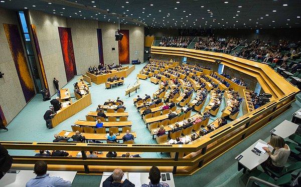AFP'ye konuşan Hristiyan Birlik partili milletvekili Joel Voordewind'in verdiği bilgiye göre, önergelerden ilki, parlamentonun "Ermeni soykırımından bahsederken hiçbir belirsizliğe yer bırakmamasını" teklif ediyordu.