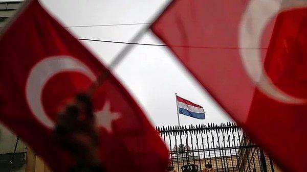 İki ülke arasındaki ilişkilerde tansiyon bir süredir yüksek. Bu ay başında Hollanda Dışişleri Bakanlığı, Ankara büyükelçisini resmi olarak geri çektiğini duyurmuştu.