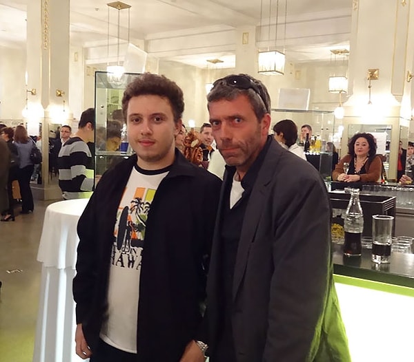 4. "Это я перед концертом Хью Лори с каким-то парнем, который оказался НЕ Хью Лори!"