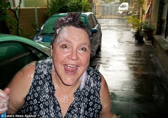 3 Yıllık Kuraklığın Ardından Yağan Yağmurda Duş Alıp, Araba Yıkayan Kadın