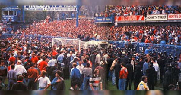 2. 96 футбольных фанатов погибли в результате давки, произошедшей 15 апреля 1989 года во время полуфинального матча Кубка Англии по футболу. Этот снимок был сделан тогда, когда весь ужас еще только начинался.