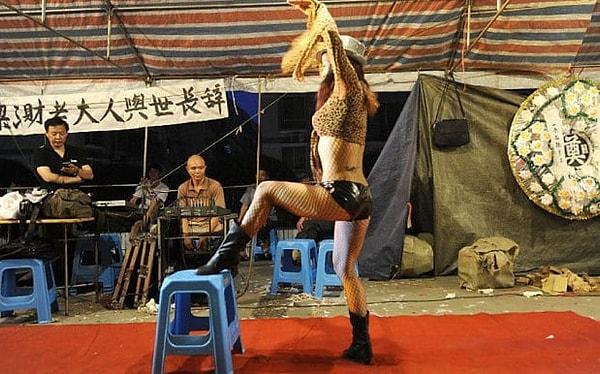 Ancak cenazelerde erotik dansçıların şov yapmalarının en önemli nedeni Çin kültüründe cenazeye verilen önem.