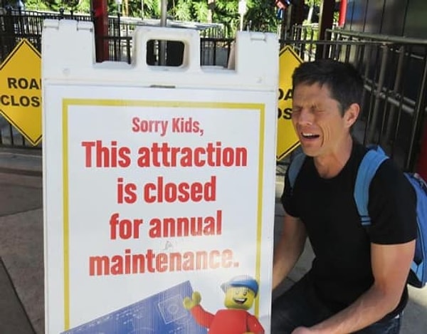7. Этот бедняга привез своего ребенка в парк Lego и увидел, что тот аттракцион, на котором они так хотели покататься, закрыт на сервисное обслуживание.