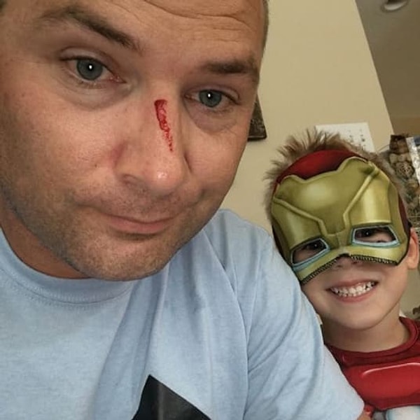 12. И, наконец, этот бедный папа, потерпевший поражение в схватке с Железным человеком.