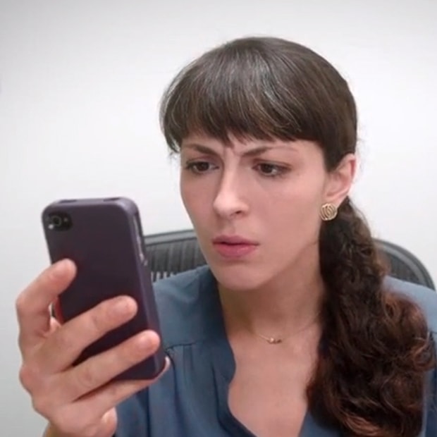Hiçbirine koşmam, tuzak olabilir. Polisi ararım, en mantıklısı o!