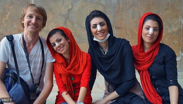 İran burun estetiğinde öyle bir noktada ki, doğal burunlu bir İranlı kadın görmediği için İranlı kadınları küçük kalkık burunlu sanan çok insan var.