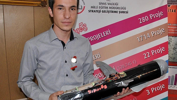 12. sınıfta yaptığı ‘tanksavar füze güdüm sistemi’ ile bu kez TÜBİTAK Ortaöğretim Proje Yarışması’nda Türkiye birinciliği elde etti.