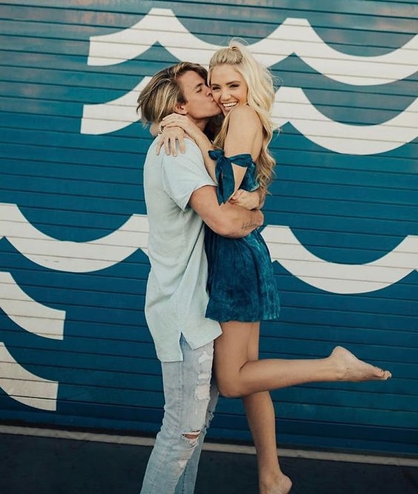 11. "С ней легко"