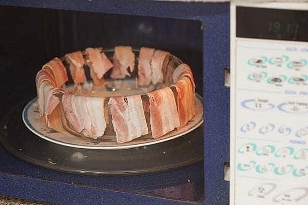 3. Приготовить бекон с хрустящей корочкой можно в микроволновке