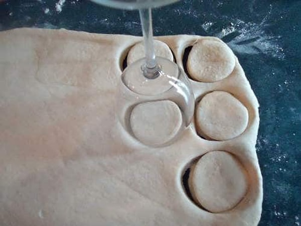 5. Заготовки для печенья можно сделать с помощью бокала для вина