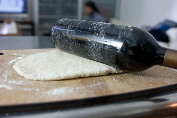 8. Вместо скалки можно просто использовать бутылку из-под вина