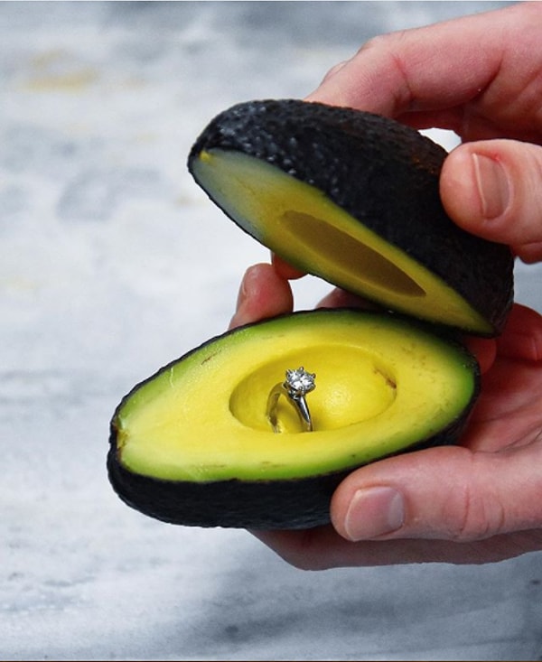 2. В последнее время появился новый сумасшедший тренд: теперь люди прячут помолвочные кольца в авокадо!