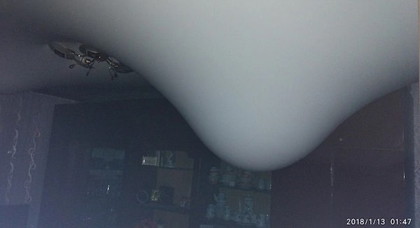 4. Такое ощущение, что потолок вот-вот родит. Но "воды еще не отошли", хотя бы это радует