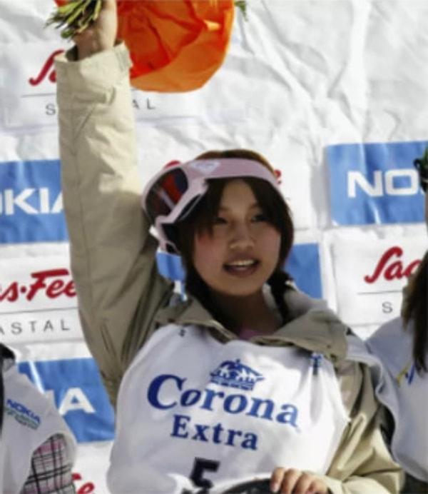 Ve sadece 4 günlük bir ısınma sürecinden sonra Japonya'daki tüm kayak yarışmalarını kazandı!
