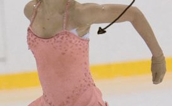 8. Девушкам нельзя носить бюстгальтеры под костюмом.