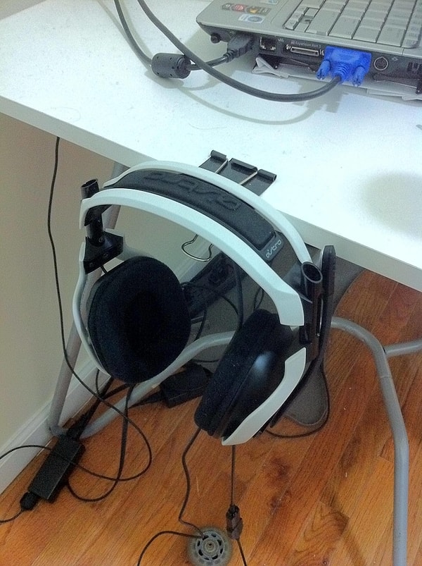 2. Если вы работаете в открытом офисном пространстве, наушники просто необходимы. Сделайте такое простое и удобное крепление для них из зажима для бумаги.