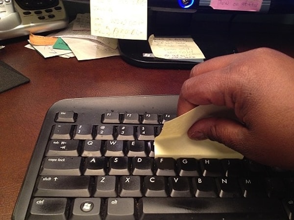 7. С помощью клейкого конца стикеров можно очистить клавиатуру от грязи.