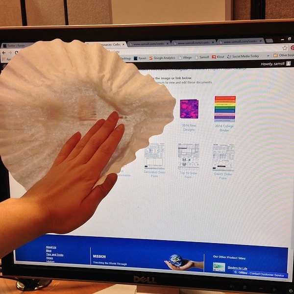 8. А с помощью фильтра для кофе протереть монитор.