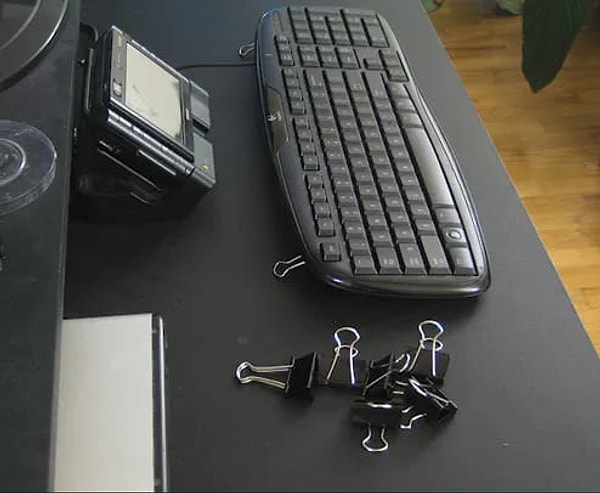 9. Сломанные ножки клавиатуры можно заменить держателями для бумаги.