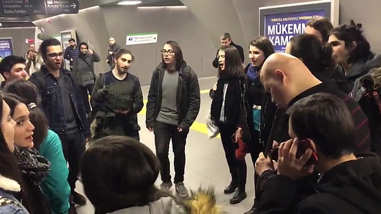 Muhteşemsiniz! Zincirlikuyu Metrosunda Kaval Çalan Görme Engelli Müzisyene Eşlik Eden Müzik Topluluğu