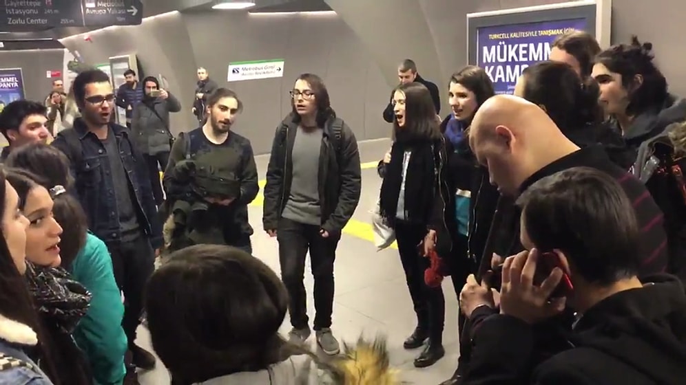 Muhteşemsiniz! Zincirlikuyu Metrosunda Kaval Çalan Görme Engelli Müzisyene Eşlik Eden Müzik Topluluğu