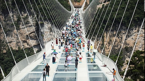 Dünyanın En Uzun Asma Cam Köprüsü Çin'de Açıldı