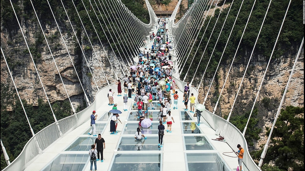 Dünyanın En Uzun Asma Cam Köprüsü Çin'de Açıldı