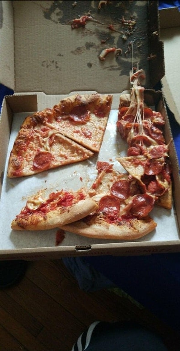 2. Когда доставщик пиццы явно был не в духе...