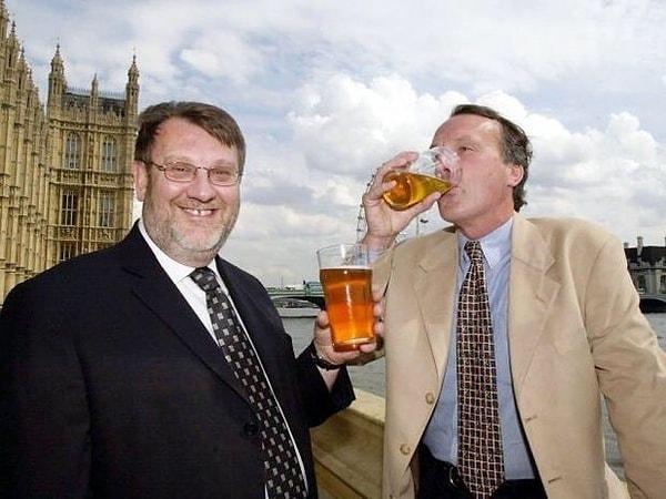 22. İngiltere meclisinde alkol sadece bir istisna dışında yasaktır: Başbakan yıllık bütçe beyanını yaparken.