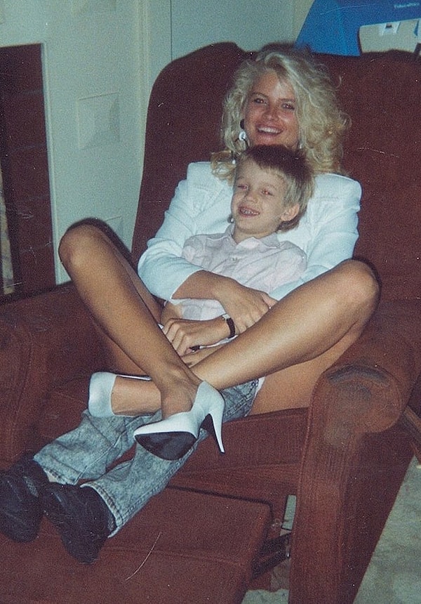 10. Анна Николь Смит, 18 лет