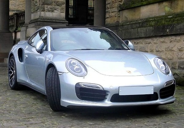 2. Учёные установили, что серебристый цвет - самый благоприятный для машин. Автомобили такого цвета реже, чем другие, попадают в автокатастрофы.