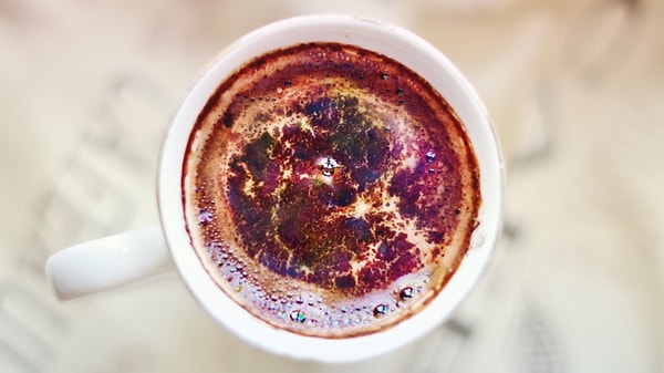 6. Группа учёных решила смешать все цвета, присутствующие во Вселенной, чтобы узнать, какой цвет она имеет. Оказалось, что Вселенная бежевая, а цвет получил название "Сosmic latte".