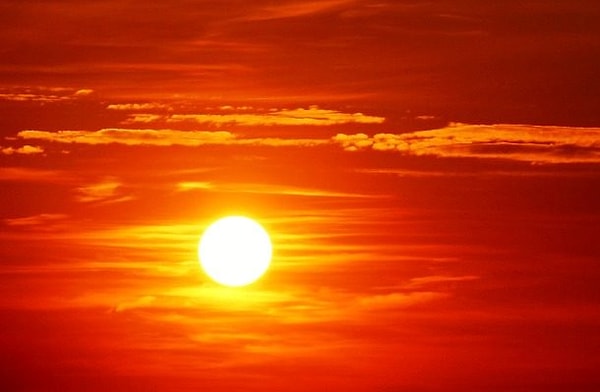 12. На самом деле, солнце не жёлтого, а белого цвета. Делают солнце жёлтым дымы и другие оптические загрязнители атмосферы.