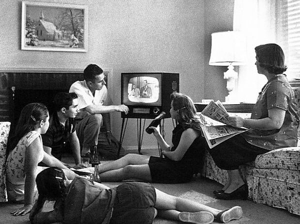 14. Учёные утверждают, что то, какой телевизор вы смотрели в детстве, влияет на то, цветными будут ваши сны или же чёрно-белыми.  Например, наши родители, у которых были только чёрно-белые телевизоры, скорее всего, видят чёрно-белые сны.