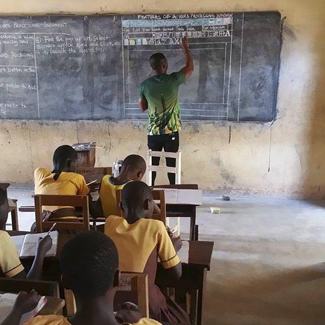 1. Gana'da sınıfta bilgisayar olmasa bile Word programını anlatan idealist bir öğretmen 👏