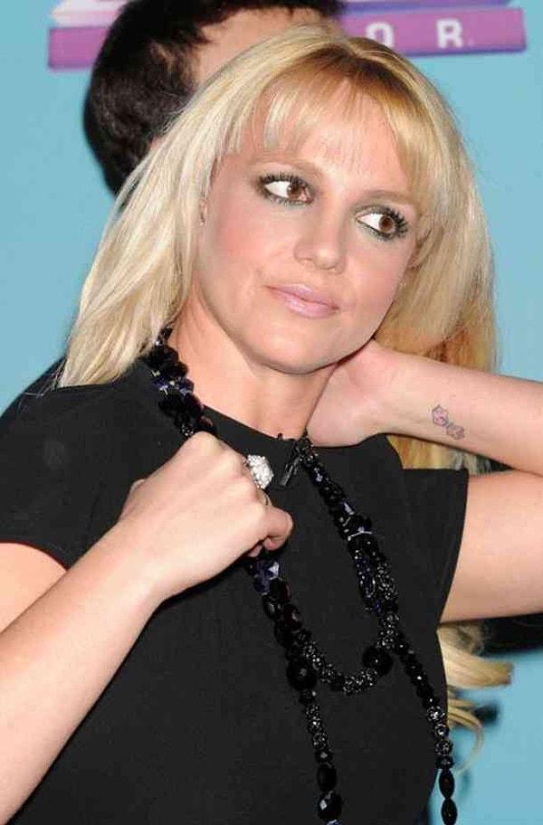 18. Britney Spears'ın pembe zar dövmesi: