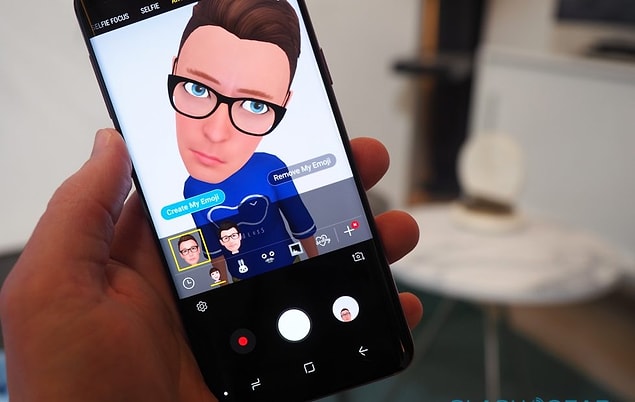 Samsung Galaxy'nin yeni üyeleri rekabette kendilerine iPhone X'i seçmiş, iPhone 8'i değil.