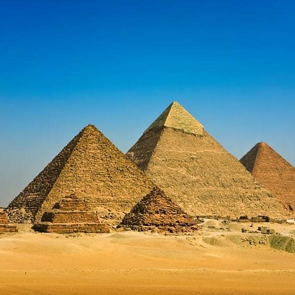 3. Kleopatra'nın yaşadığı dönem, piramitlerin inşaatının başlamasına değil iPhone 7'nin piyasaya sürülmesine daha yakındır.