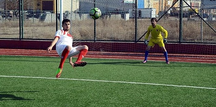 Balona Rövaşata Atarak Fenomen Olan Genç, İlk Maçında 2 Gol Attı