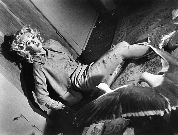 2. «Птицы», 1963, — Альфред Хичкок бросал в Типпи Хедрен птиц и домогался ее