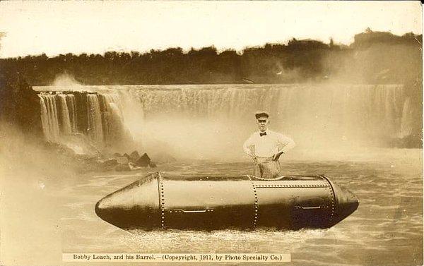 7. Bir varilin içinde Niagara Şelalelerini geçmeyi başaran ikinci kişi bir portakal kabuğuna basarak öldü.