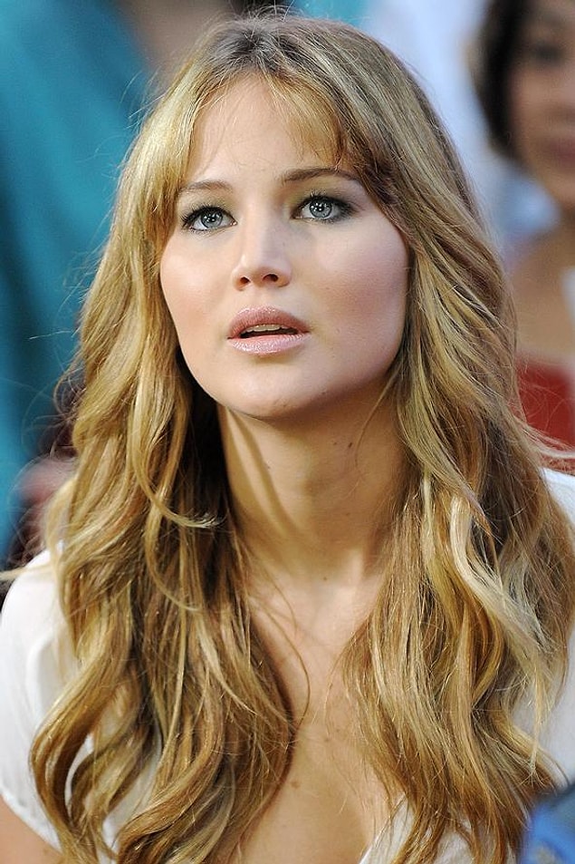 7. Hemen hemen aynı tonlarda görsek de (bir dönem koyulaştırmıştı), cesaretini bir anda toplayamasa da yavaş yavaş değişime giden Jennifer Lawrence size ilham olabilir!