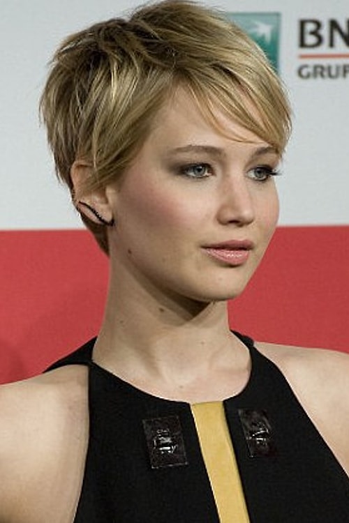 Hemen hemen aynı tonlarda görsek de (bir dönem koyulaştırmıştı), cesaretini bir anda toplayamasa da yavaş yavaş değişime giden Jennifer Lawrence size ilham olabilir!