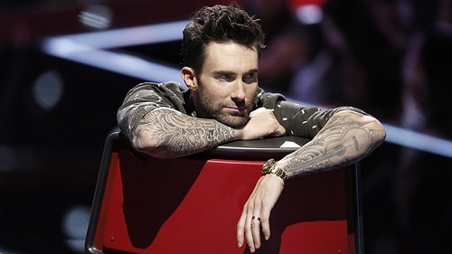 Maroon 5'ın solisti Adam Levin de maalesef bir dönem saçlarını sarıya boyatmak ve hatta bir dönem de tamamen kazıtmak gibi farklı tarzlar denemişti.
