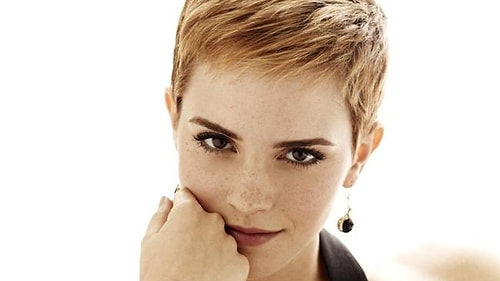 Harry Potter serisiyle hayatımıza bir daha hiç çıkmamak üzere giren Emma Watson, dalgalı uzun saçlarını bir anda kısacık kestirip hayranlarını şoke etmişti.