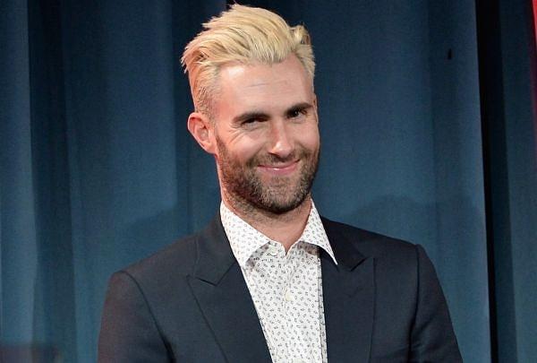9. Maroon 5'ın solisti Adam Levin de maalesef bir dönem saçlarını sarıya boyatmak ve hatta bir dönem de tamamen kazıtmak gibi farklı tarzlar denemişti.