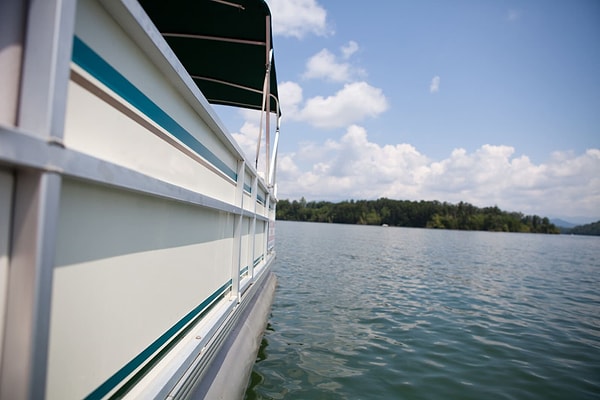 10. Кстати, раз уж зашел разговор о Техасе. Однажды там перевернулся теплоход из-за того, что все пассажиры резко перебежали на один борт, пытаясь заснять на камеру нудистский пляж, мимо которого они проплывали.