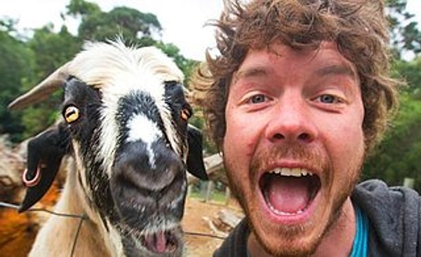 21. Если вы путешествуете в одиночку, то селфи остаётся делать только с животными в зоопарке!