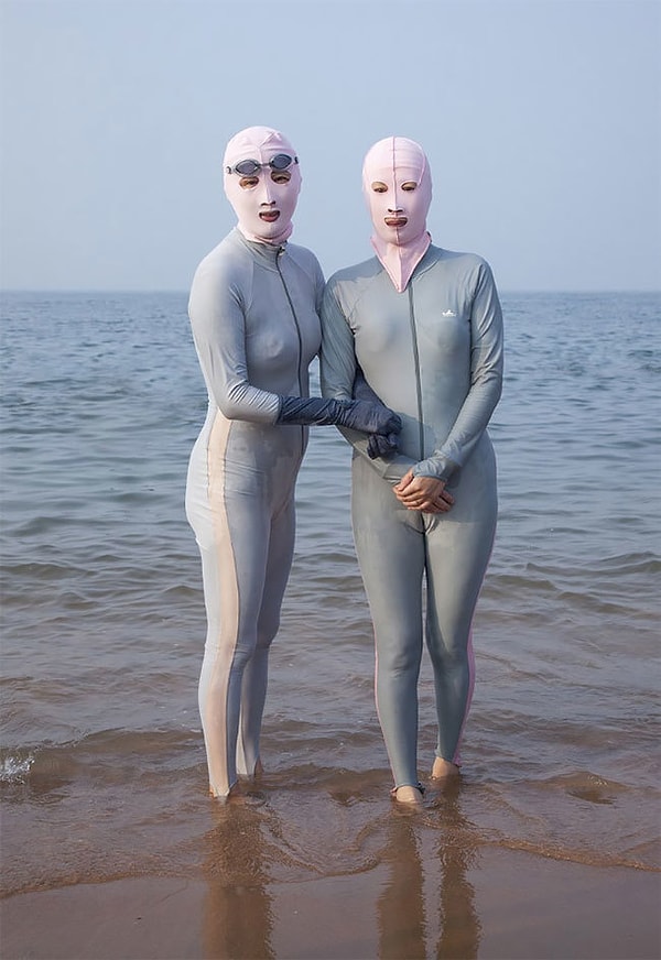 7. Некоторые из женщин выглядят так, как будто собрались грабить банк или косплеят инопланетян из фильмов 50-х.